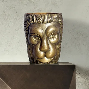 Kervik dekorationsvase 21 cm med løvehoved i aluminium - guld - Boligtilbehør - Krukker