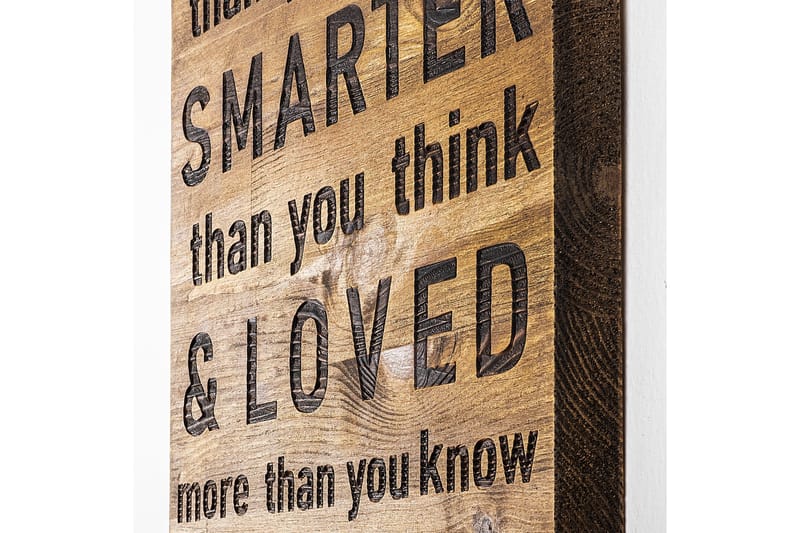 Braver Stronger Smarter Loved Vægdekor - Sort/Valnød - Boligtilbehør - Vægdekoration - Skilt - Emaljeskilte