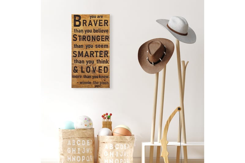 Braver Stronger Smarter Loved Vægdekor - Sort/Valnød - Boligtilbehør - Vægdekoration - Skilt - Emaljeskilte