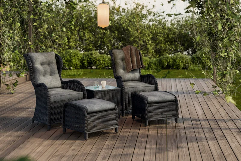 Marcus Café­sæt med 2 Øreklapstole med Fodskammel inkl. Pude - Sort - Havemøbler - Balkon - Balkonmøbler - Altansæt