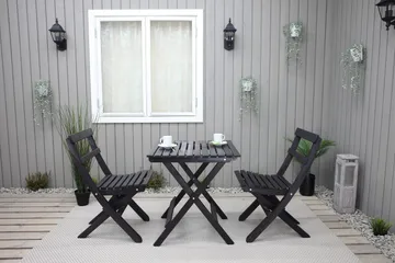 Wilma Cafésæt 65x65 cm + 2 Stole Grå/Hvid - Baltic Garden - Havemøbler - Balkon - Balkonmøbler - Altansæt