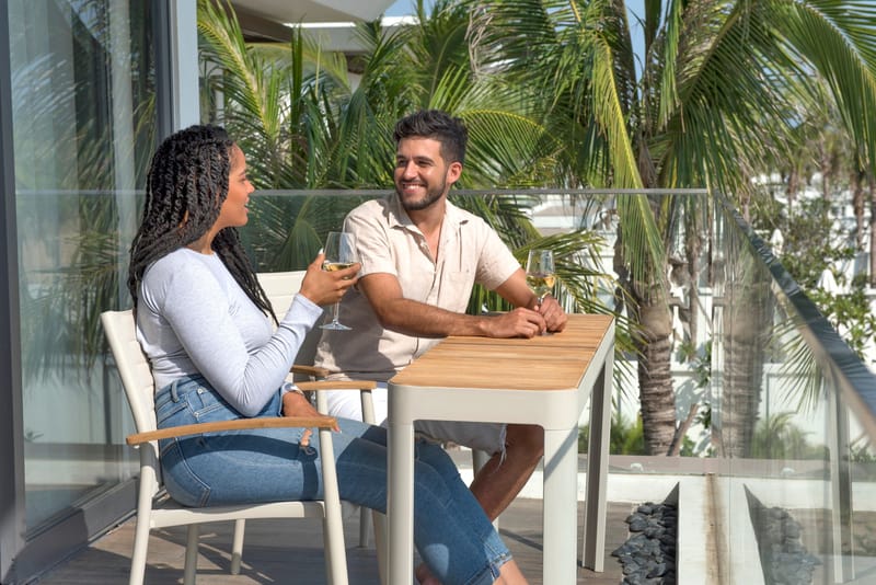 Portals Altan Sæt bord + 2 carver stole - Lys Ecru/Koralsand - Havemøbler - Balkon - Balkonmøbler - Altansæt