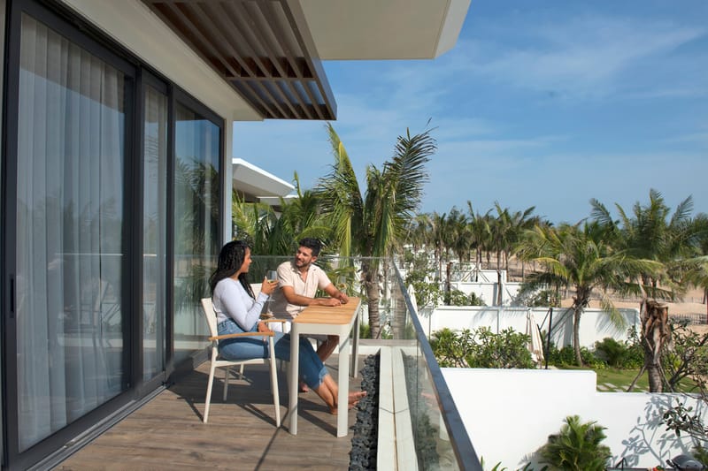 Portals Altan Sæt bord + 2 carver stole - Lys Ecru/Koralsand - Havemøbler - Balkon - Balkonmøbler - Altansæt