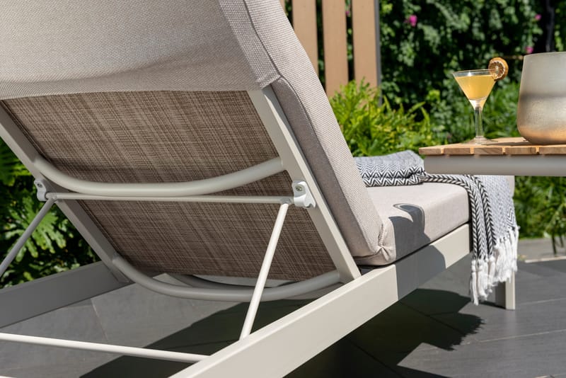 Portals Solseng + C-form sidebord - Beige/Træ - Havemøbler - Havestole - Solstole