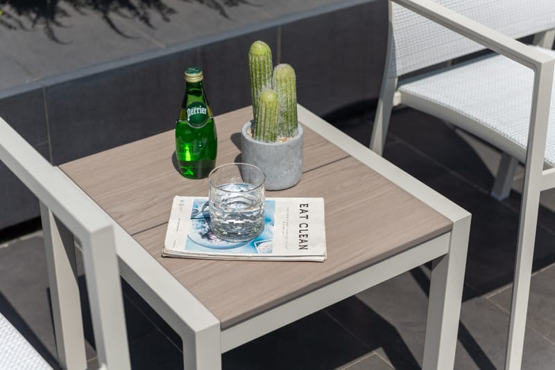 Urbanite Sæt sidebord + 2 carver stole - Lysgrå - Havemøbler - Balkon - Balkonmøbler - Altansæt