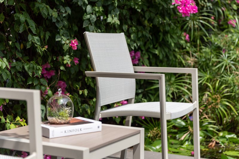 Urbanite Sæt sidebord + 2 carver stole - Lysgrå - Havemøbler - Balkon - Balkonmøbler - Altansæt