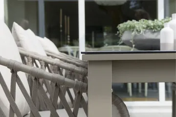 Hillerstorp Jet Set spisebord til udendørs brug 90 cm beige - Beige - Havemøbler - Havebord - Spisebord & havebord