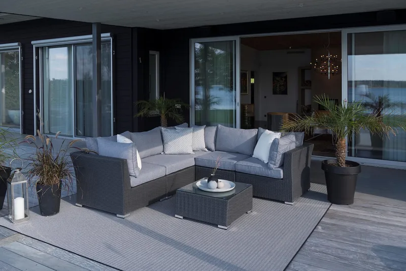 Hillerstorp Madison sofabord og loungebord til udendørsbrug 64 cm polyrattan glas - Sort - Havemøbler - Havebord - Loungeborde & Sofaborde udendørs