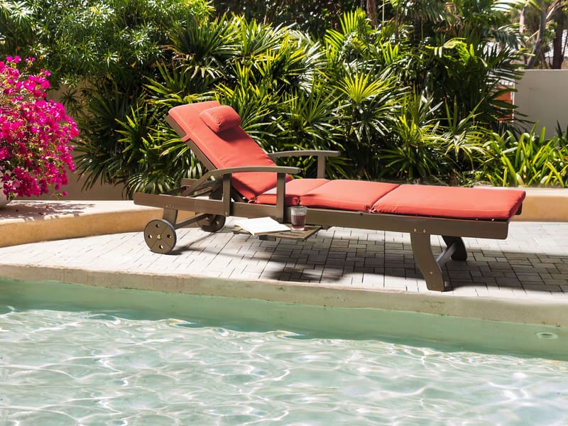 Solseng udendørs med pude Amantea Premium II akacietræ - Brun/Rød - Havemøbler - Havestole - Solseng & solvogn