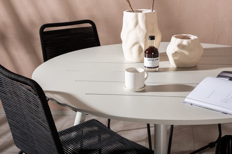 Lina Spisegruppe Rund 120 cm + 4 Lindos Stabelbar stol - Venture Home - Havesæt
