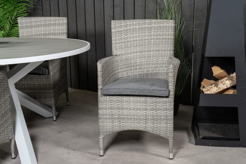 Parma Spisebordssæt Ø140cm + 4 Malin Armstole - Natur/Sort - Havemøbler - Udendørsgruppe - Havesæt