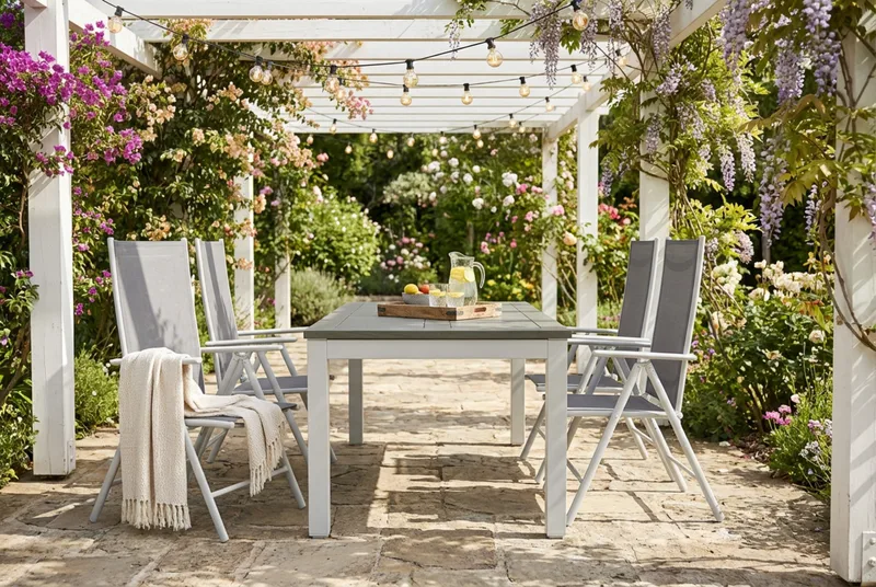 Monaco udendørs spisegruppe, udtrækkelig 150-250x90 med 4 Maggie positionsstole - Hvid/Grå - Havemøbler - Udendørsgruppe - Havesæt