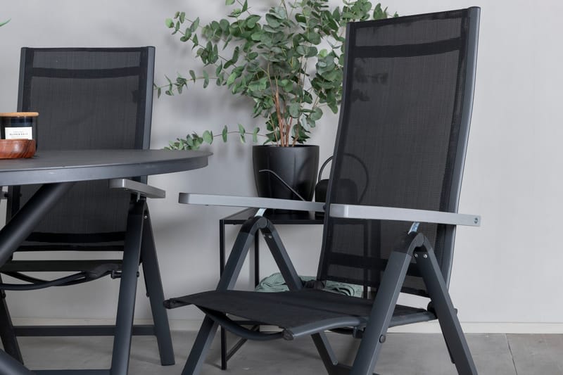 Udendørs spisegruppe Alma spisebord - sort alu - ø120 cm + Albany Light 5-pos. - sort / sort textilene og grå teak_4 Sort/Grå - Havemøbler - Udendørsgruppe - Havesæt