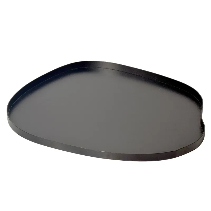 Ralven dekorationsfad 35 cm i metal med organisk design, mat sort