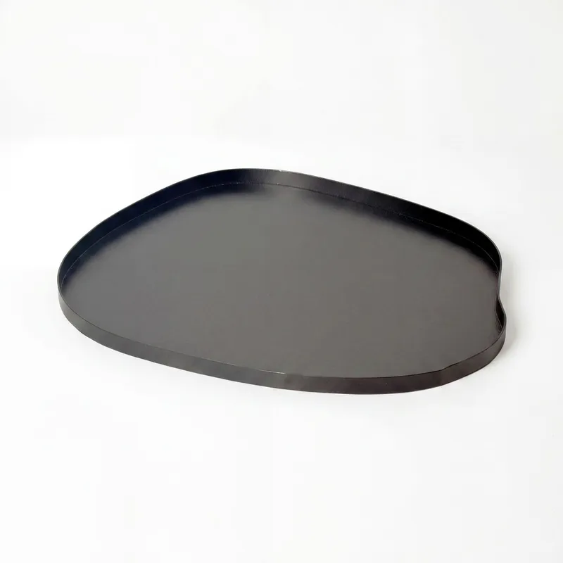 Ralven dekorationsfad 50 cm i metal med organisk design, mat sort