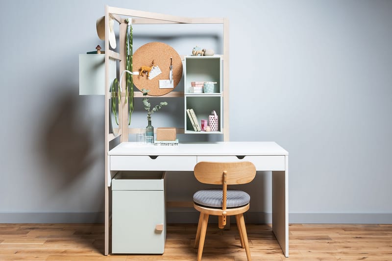 Stige Skrivebord 140 cm Hvid/Træ/Natur - VOX - Møbler - Børnemøbler - Børneborde - Skrivebord børn