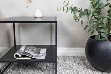 Kort sidebord med hylde - Sort - Møbler - Borde - Aflastningsbord - Bakkebord & små borde