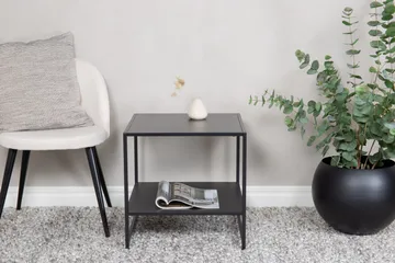 Kort sidebord med hylde - Sort - Møbler - Borde - Aflastningsbord - Bakkebord & små borde