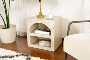 Dalim Natbord 50 cm - Travertin/Sandsten - Møbler - Borde - Aflastningsbord - Sengebord