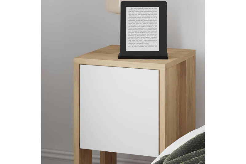 Haelyn Sengebord 30 cm med Træ- og Egeudseende, Opbevaring med Hylde - Natur/Hvid - Møbler - Borde - Aflastningsbord - Sengebord