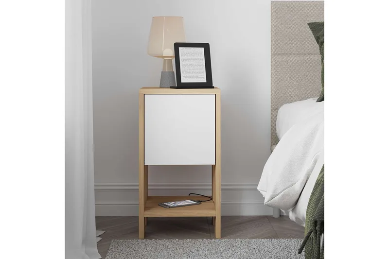Haelyn Sengebord 30 cm med Træ- og Egeudseende, Opbevaring med Hylde - Natur/Hvid - Møbler - Borde - Aflastningsbord - Sengebord