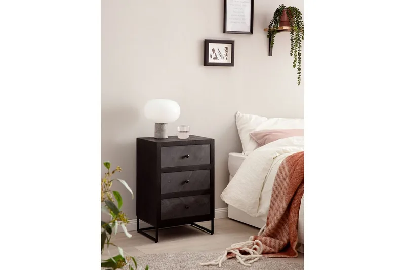 Natbord Wohnling lavet af massivt træ til boxmadras med 3 skuffer, skifer look, i landlig stil Sort - Sort - Møbler - Borde - Aflastningsbord - Sengebord