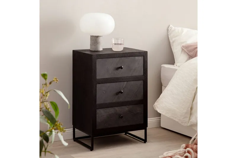 Natbord Wohnling lavet af massivt træ til boxmadras med 3 skuffer, skifer look, i landlig stil Sort - Sort - Møbler - Borde - Aflastningsbord - Sengebord