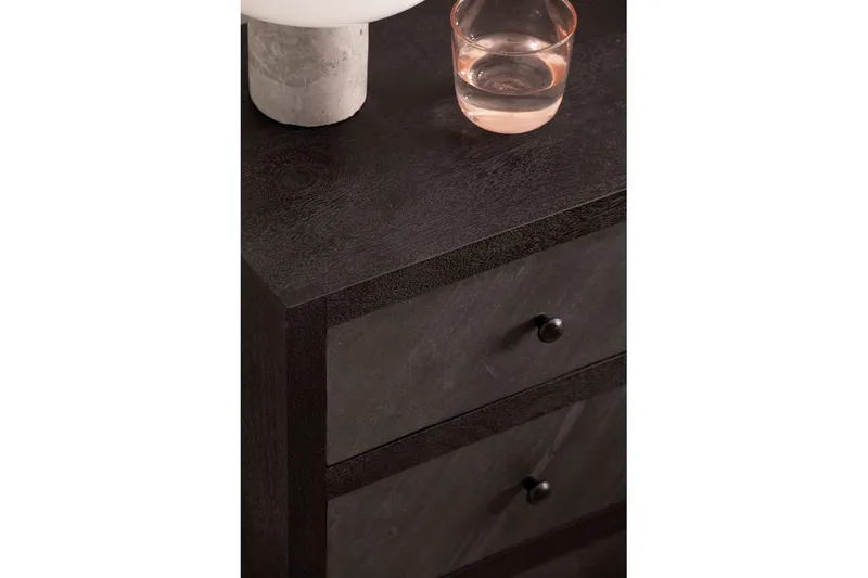 Natbord Wohnling lavet af massivt træ til boxmadras med 3 skuffer, skifer look, i landlig stil Sort - Sort - Møbler - Borde - Aflastningsbord - Sengebord