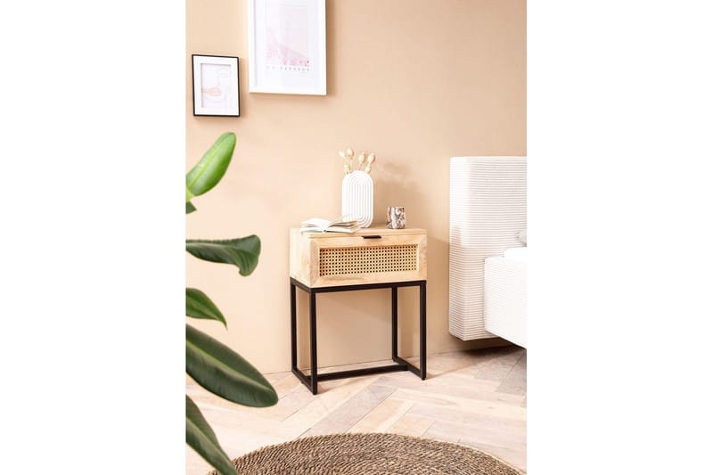 Natbord Wohnling Massivt Mangotræ med 1 Skuffe med Wienerflet I Et Industrielt Look - Møbler - Borde - Aflastningsbord - Sengebord