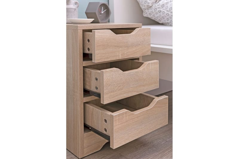 Natbord Wohnling med 3 skuffer i et simpelt, moderne design til boxmadras Sonoma - Sonoma - Møbler - Borde - Aflastningsbord - Sengebord