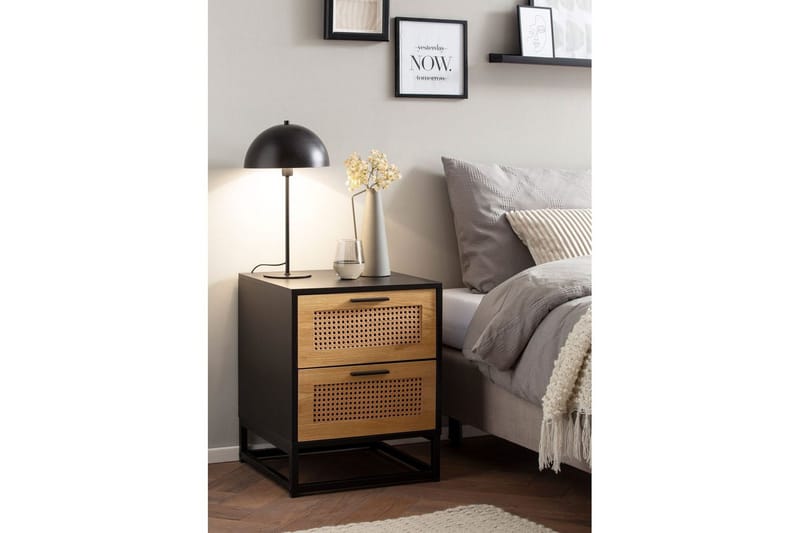 Natbord Wohnling Solidt mangotræ med 2 skuffer med wienerflet i et industrielt look - Møbler - Borde - Aflastningsbord - Sengebord