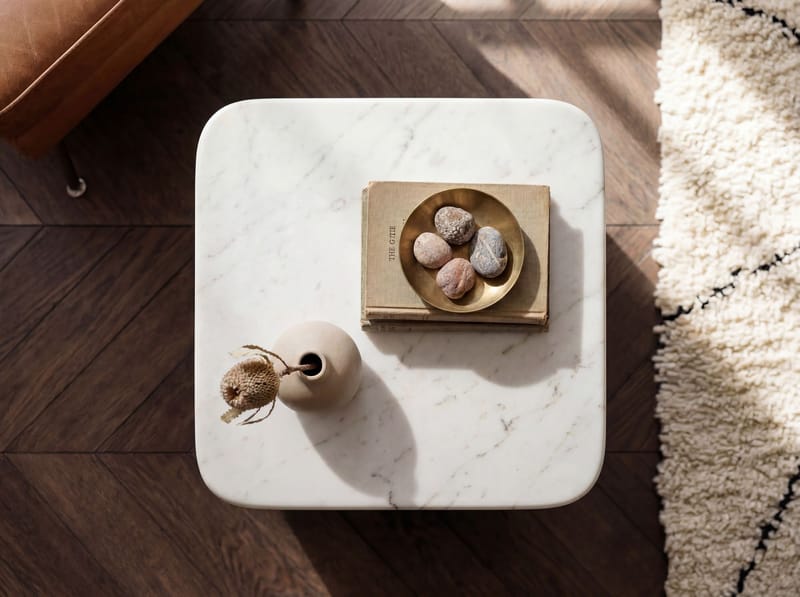Rovian kvadratisk sidebord 33 cm i metal med marmorplade - hvid antik guld - Møbler - Borde - Aflastningsbord - Lampebord