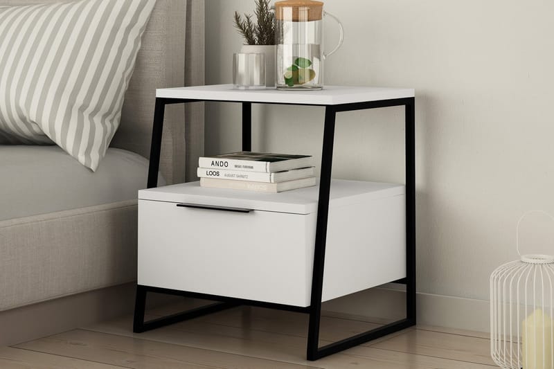 Bodsjö Sengebord 45 cm med Opbevaring Hylde + Låge - Hvid/Sort - Møbler - Borde - Aflastningsbord - Sengebord