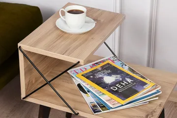 Kaysie Retro Sengebord 50 cm med Træ- og Egetræsudseende, Opbevaring med Hylder - Natur - Møbler - Borde - Aflastningsbord - Sengebord