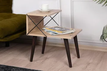 Kaysie Retro Sengebord 50 cm med Træ- og Egetræsudseende, Opbevaring med Hylder - Natur - Møbler - Borde - Aflastningsbord - Sengebord