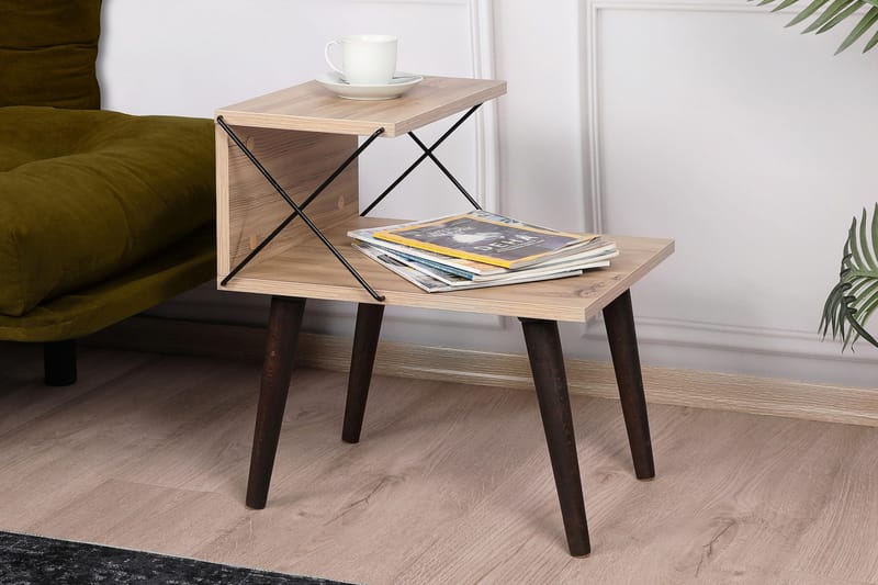 Kaysie Retro Sengebord 50 cm med Træ- og Egetræsudseende, Opbevaring med Hylder - Natur - Møbler - Borde - Aflastningsbord - Sengebord