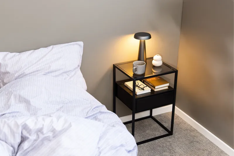 Sakila Sengebord 35 cm - Sort - Møbler - Borde - Aflastningsbord - Sengebord