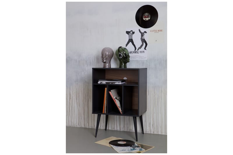 Seamas Sengebord 60 cm med Opbevaring Hylder - Valnød/Sort - Møbler - Borde - Aflastningsbord - Sengebord