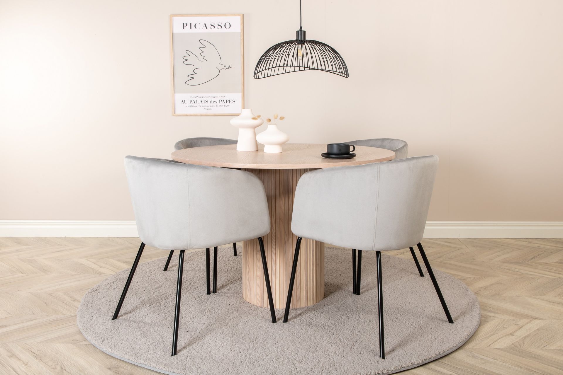 Bianca Spisegruppe 110 cm Rund med 4 Berit stole - Svart - Møbler - Borde - Spisebordssæt