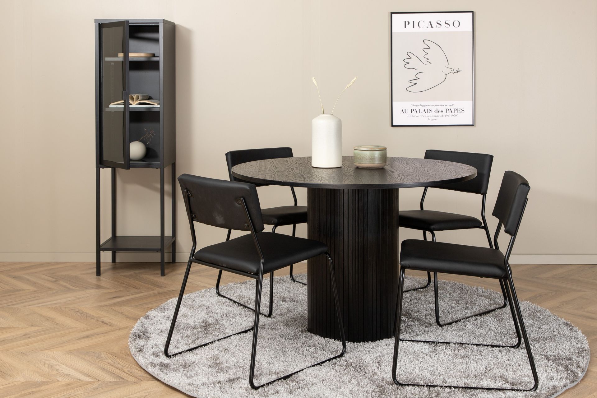 Bianca Spisegruppe 110 cm Rund med 4 Kenth Stole - Svart - Møbler - Borde - Spisebordssæt