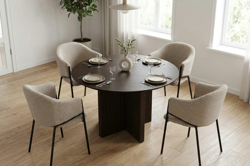 Edda spisegruppe rund 110 cm Røget eg med 4 Filip spisestole - Røget eg - Møbler - Borde - Spisebordssæt