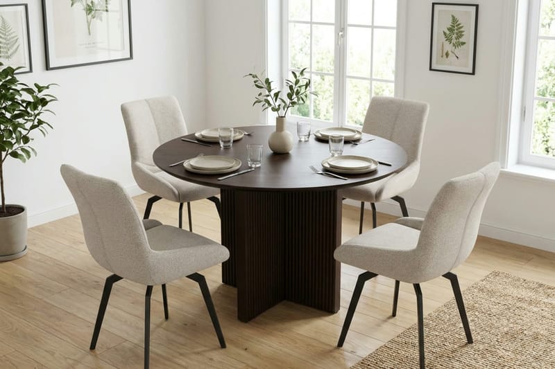 Edda spisegruppe rund 110 cm Røget eg med 4 Mora spisestole - Røget eg - Møbler - Borde - Spisebordssæt