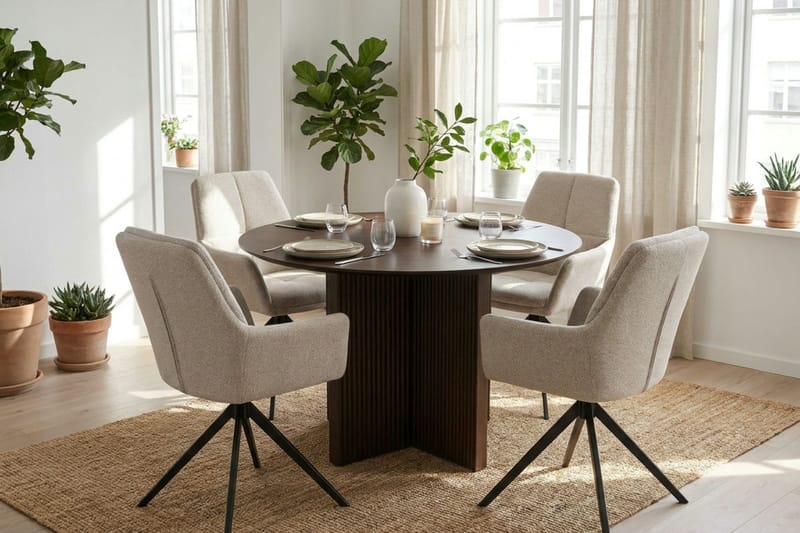 Edda spisegruppe rund 110 cm Røget eg med 4 Torsby spisestole - Røget eg - Møbler - Borde - Spisebordssæt