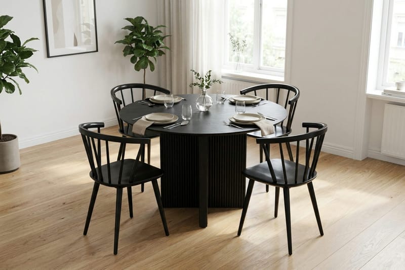 Edda spisegruppe rund 110 cm Sort med 4 Tyrö spisestole - Sort - Møbler - Borde - Spisebordssæt