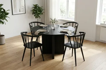 Edda spisegruppe rund 110 cm Sort med 4 Tyrö spisestole - Sortbejdset eg - Møbler - Borde - Spisebordssæt