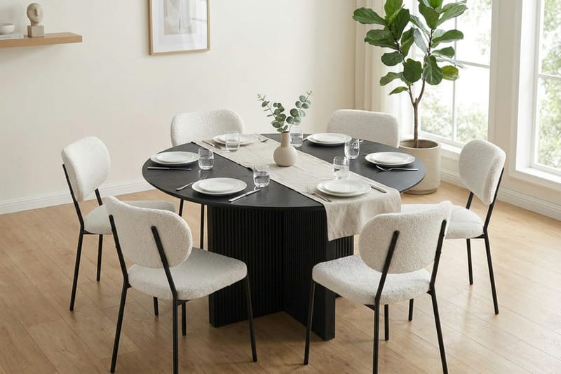 Edda spisegruppe rund 130 cm sort med 6 Gemmiano spisestole - Sortbejdset eg - Møbler - Borde - Spisebordssæt