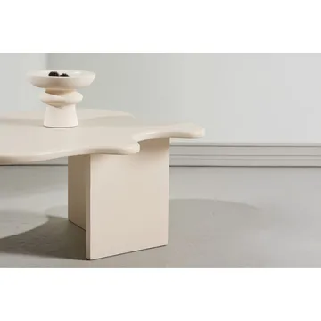 Flower Sofabord 116 cm med Organisk Form i Malet Træ - Cremehvid - Møbler - Borde - Sofabord