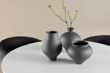 Härön Spisegruppe 110 cm Rundt med 4 Berit stole - Hvit/Svart - Møbler - Borde - Spisebordssæt