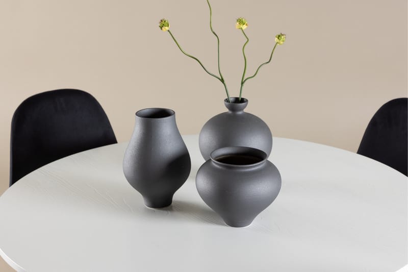 Härön Spisegruppe 110 cm Rundt med 4 Polar stole - Hvit/Svart - Møbler - Borde - Spisebordssæt