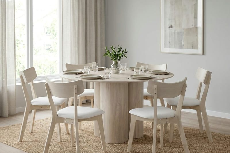 Juno spisegruppe 130 cm rund hvidlaseret med 6 Ameli spisestole med hynde - Hvidlaseret/Beige - Møbler - Borde - Spisebordssæt